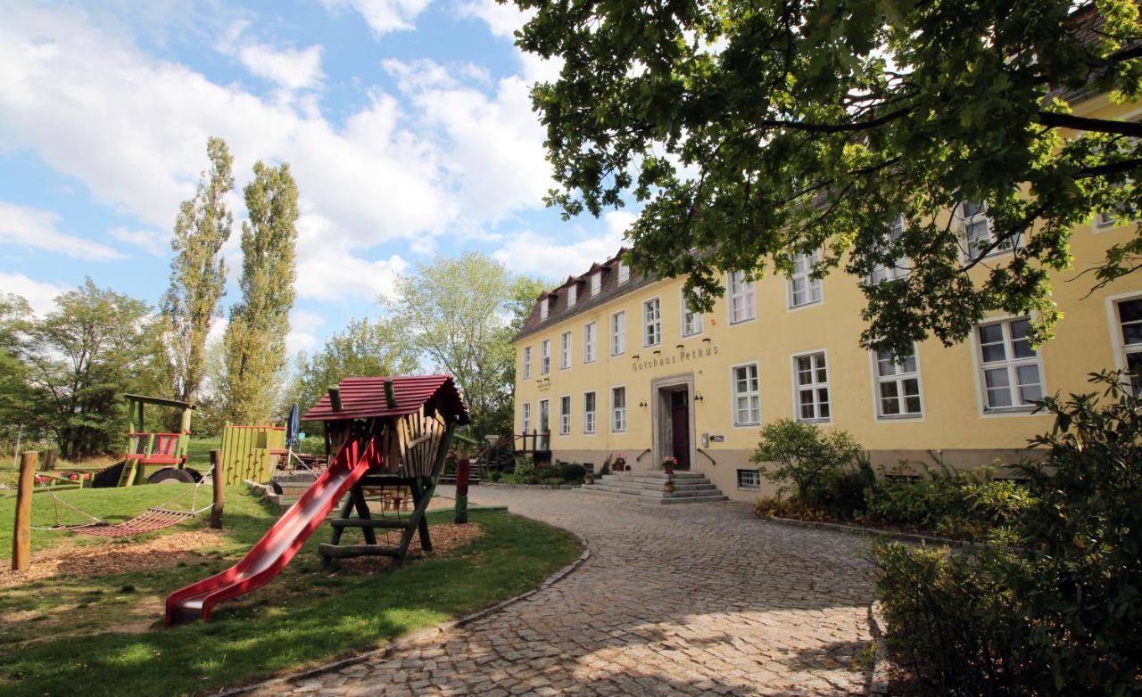 Familien- Und Freizeithotel Gutshaus Petkus Екстер'єр фото