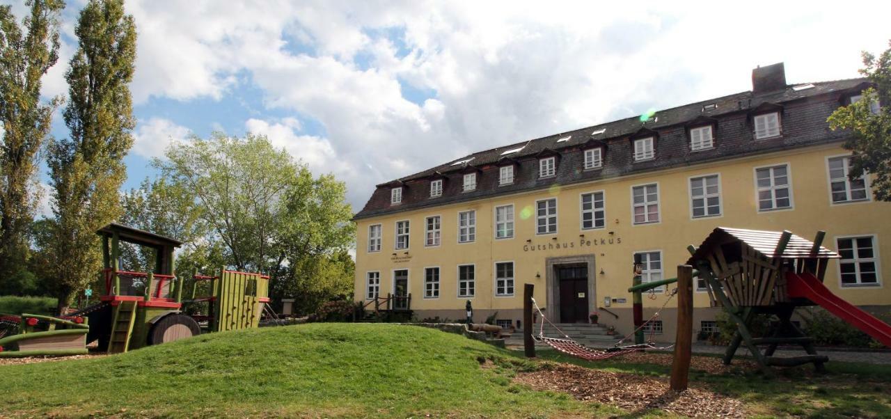 Familien- Und Freizeithotel Gutshaus Petkus Екстер'єр фото